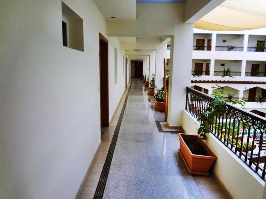 Johny International Hotel 2*